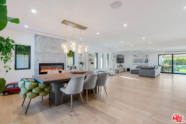 22745 Erwin Street, Woodland Hills (los Angeles), CA 91367