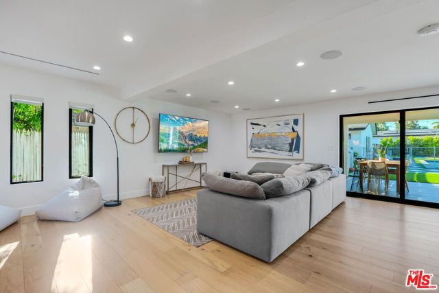 22745 Erwin Street, Woodland Hills (los Angeles), CA 91367