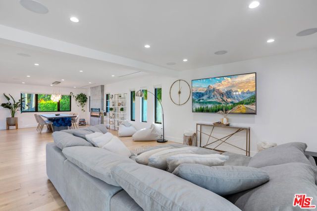 22745 Erwin Street, Woodland Hills (los Angeles), CA 91367