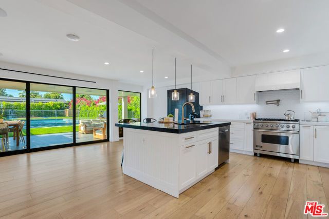 22745 Erwin Street, Woodland Hills (los Angeles), CA 91367