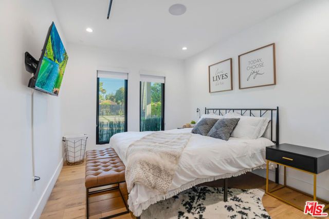 22745 Erwin Street, Woodland Hills (los Angeles), CA 91367