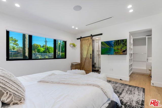 22745 Erwin Street, Woodland Hills (los Angeles), CA 91367