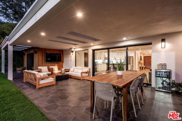 22745 Erwin Street, Woodland Hills (los Angeles), CA 91367