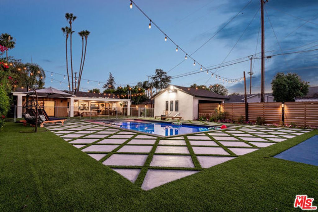 22745 Erwin Street, Woodland Hills (los Angeles), CA 91367