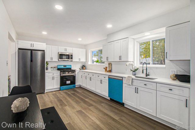 1866 N EVANGELINE Street, Dearborn Heights, MI 48127