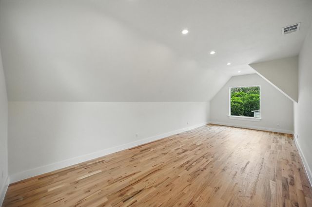 1224 S Pine Street, Grapevine, TX 76051