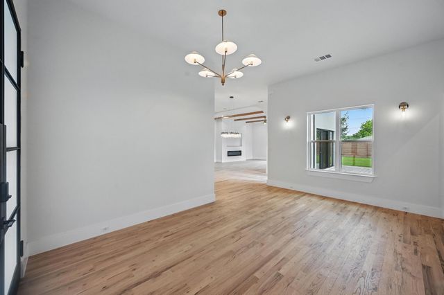 1224 S Pine Street, Grapevine, TX 76051