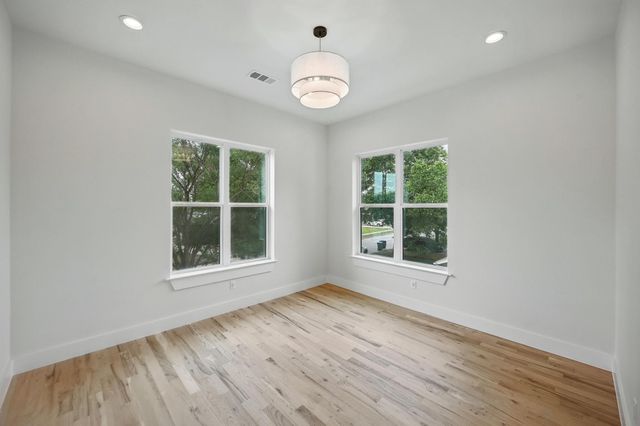 1224 S Pine Street, Grapevine, TX 76051