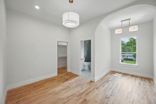 1224 S Pine Street, Grapevine, TX 76051
