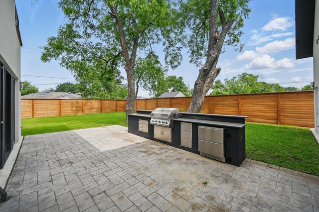 1224 S Pine Street, Grapevine, TX 76051