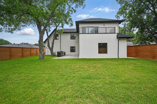 1224 S Pine Street, Grapevine, TX 76051