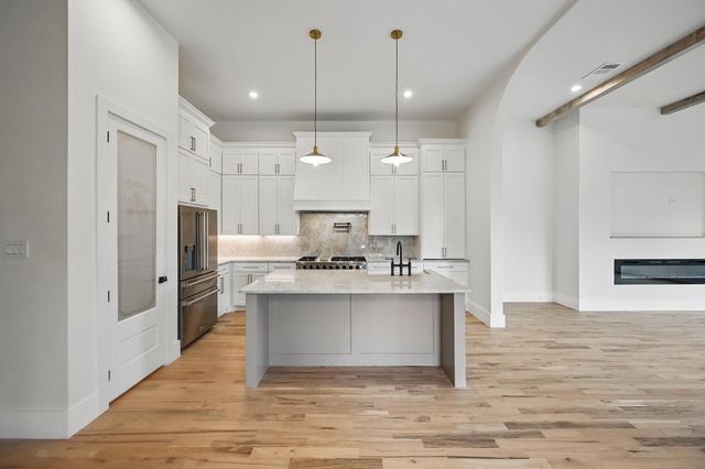 1224 S Pine Street, Grapevine, TX 76051