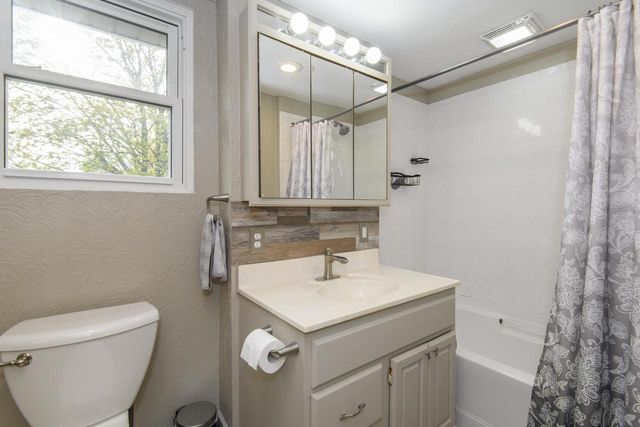 412 West AVENUE, Pewaukee, WI 53072