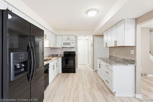 8700 Common Road, Warren, MI 48093
