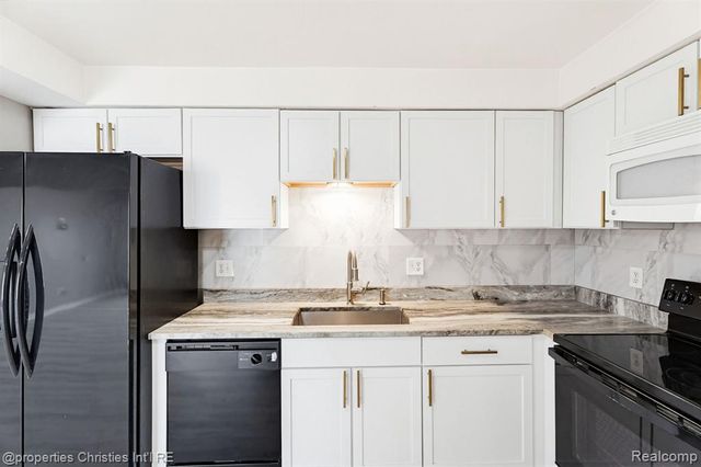 8700 Common Road, Warren, MI 48093