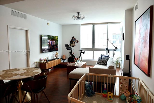 300 S Biscayne Blvd 3504, Miami, FL 33131