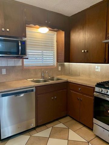 5700 Blythewood DR A, Austin, TX 78745