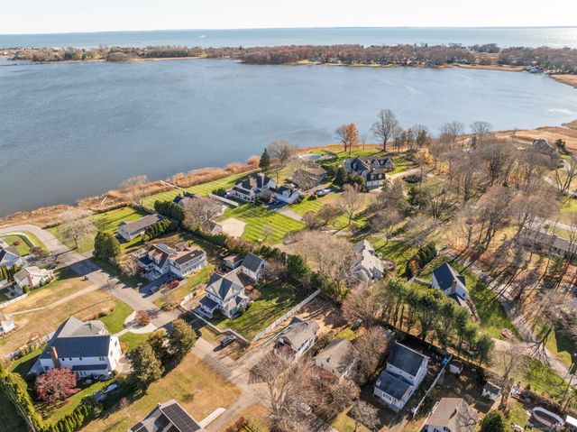 23 Clinton Avenue, Old Saybrook, CT 06475