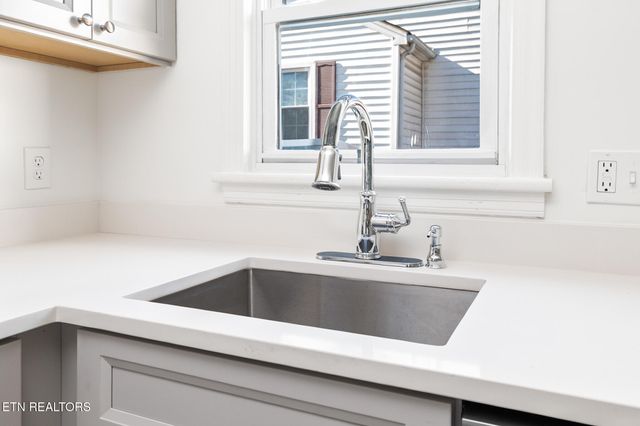 921 Shamrock Ave, Knoxville, TN 37917