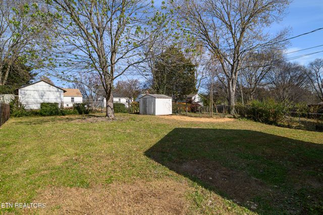 921 Shamrock Ave, Knoxville, TN 37917