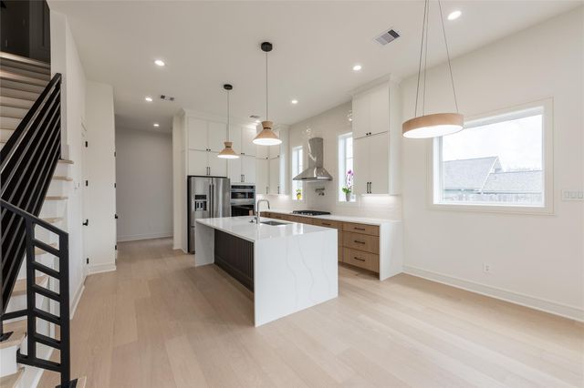 1122 E 27th St A, Houston, TX 77009