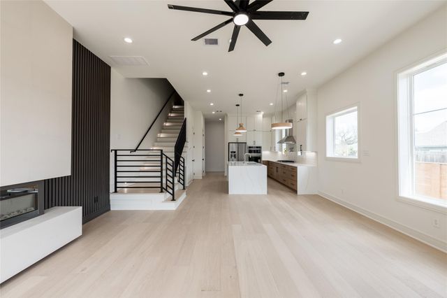 1122 E 27th St A, Houston, TX 77009