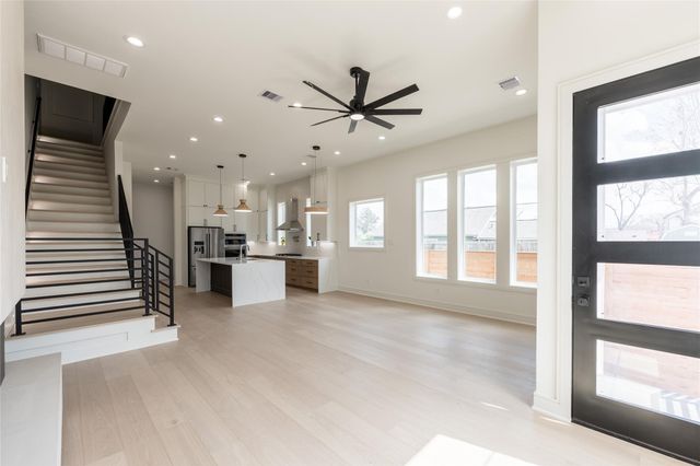 1122 E 27th St A, Houston, TX 77009