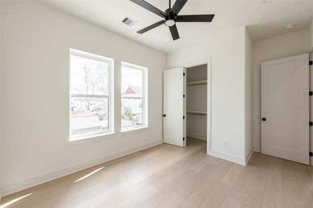 1122 E 27th St A, Houston, TX 77009