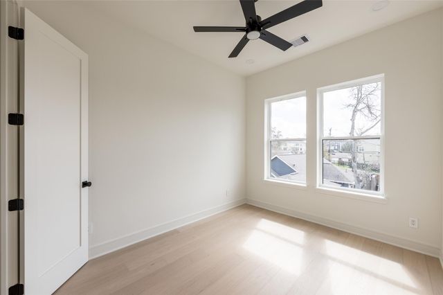 1122 E 27th St A, Houston, TX 77009