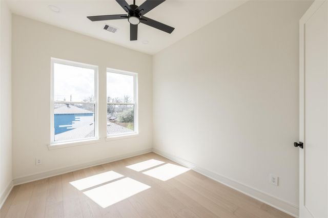 1122 E 27th St A, Houston, TX 77009