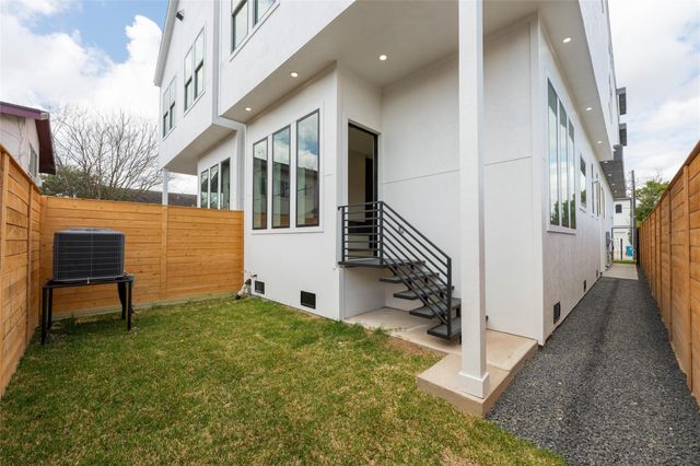 1122 E 27th St A, Houston, TX 77009