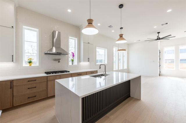 1122 E 27th St A, Houston, TX 77009