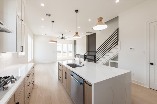 1122 E 27th St A, Houston, TX 77009