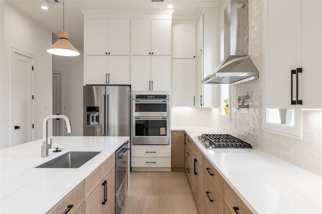 1122 E 27th St A, Houston, TX 77009