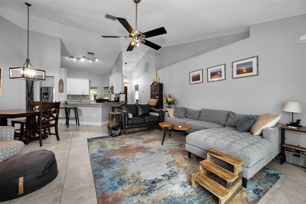 Image 8 of property listing at 11916 SNAPDRAGON ROAD, Tampa, FL 33635