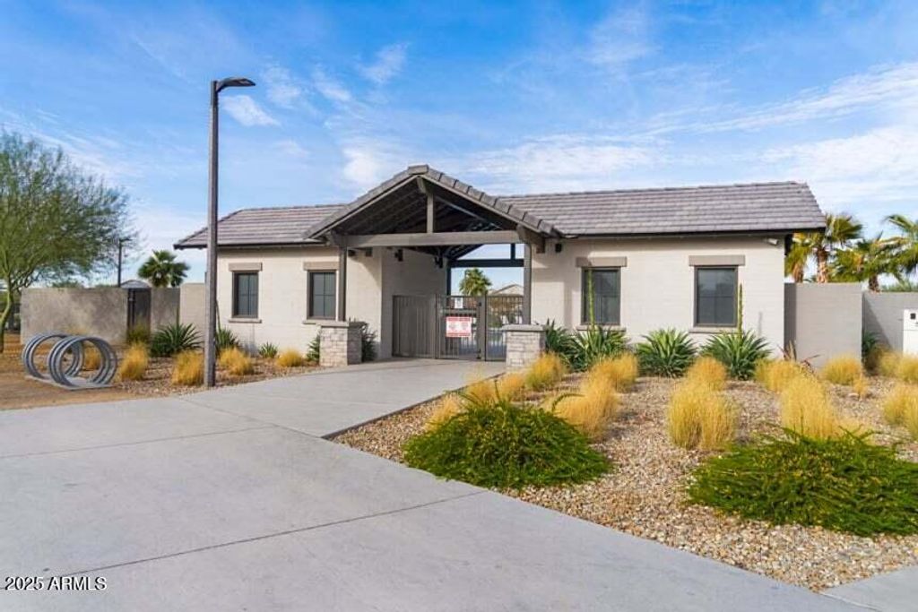 Image 10 of property listing at 8755 W PASADENA Avenue, Glendale, AZ 85305