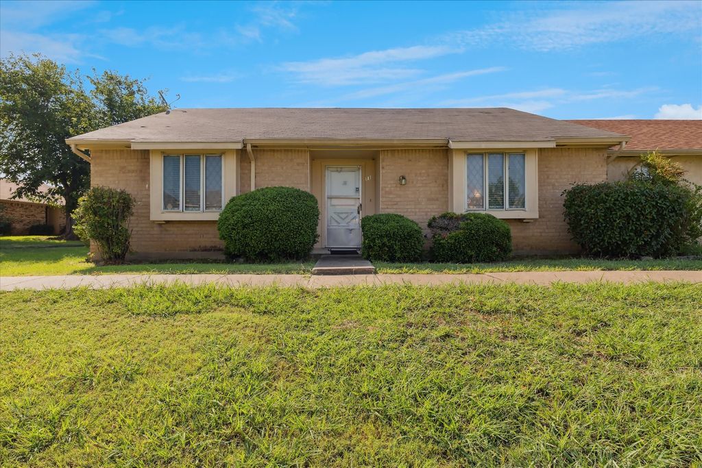 11 E Townhouse Lane 26, Grand Prairie, TX 75052