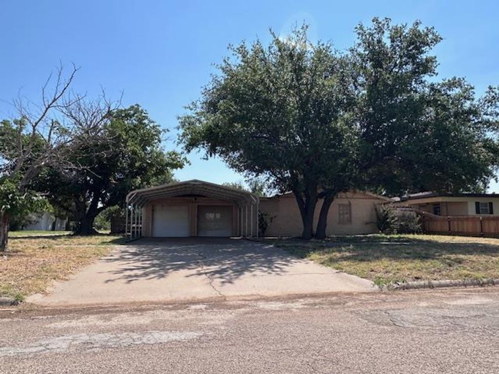 1644 Dallas St, Colorado City, TX 79512