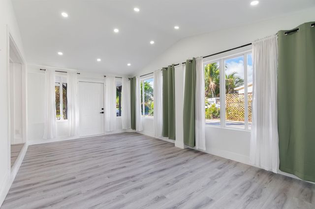 113 SE 8th Avenue, Boynton Beach, FL 33435