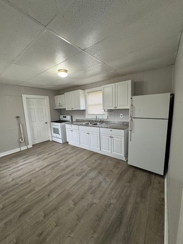 31 Merrill St, Lowell, MA 01852