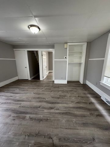 31 Merrill St, Lowell, MA 01852