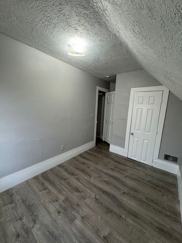 31 Merrill St, Lowell, MA 01852