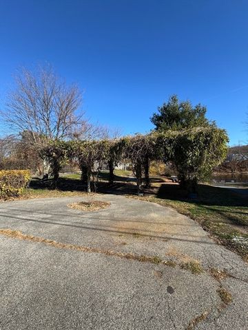 31 Merrill St, Lowell, MA 01852