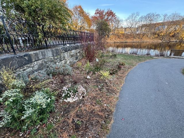 31 Merrill St, Lowell, MA 01852