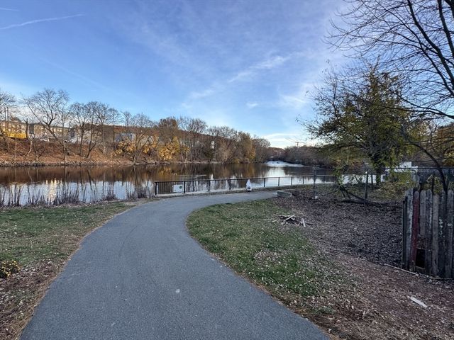 31 Merrill St, Lowell, MA 01852