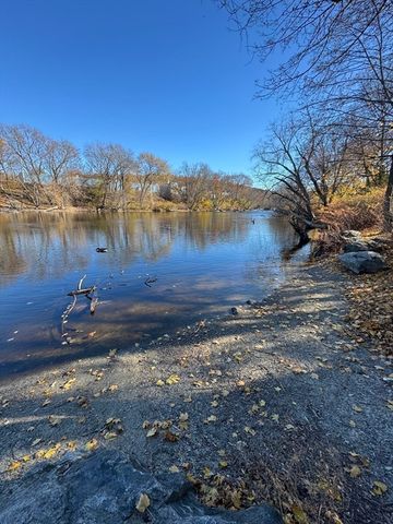 31 Merrill St, Lowell, MA 01852