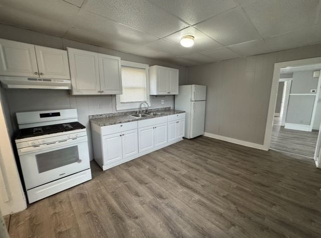 31 Merrill St, Lowell, MA 01852