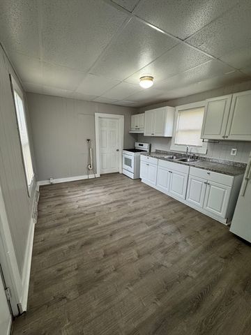 31 Merrill St, Lowell, MA 01852