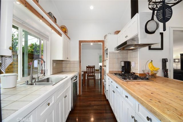 20643 Clarendon Street, Woodland Hills, CA 91367