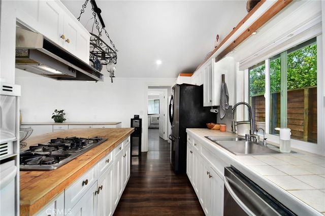 20643 Clarendon Street, Woodland Hills, CA 91367
